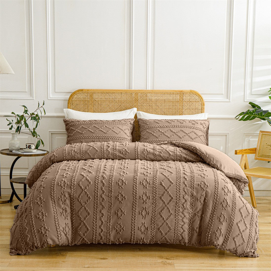 3-piece tufted bedding set with cut-out pattern
