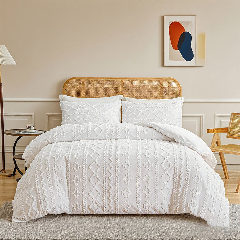 3-piece tufted bedding set with cut-out pattern